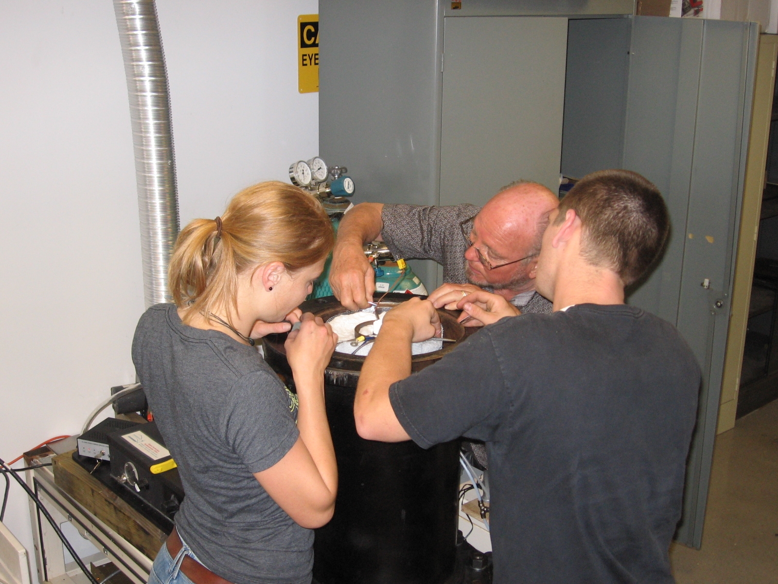 Picture of Carina and Dr. Hunt working on the particle generator